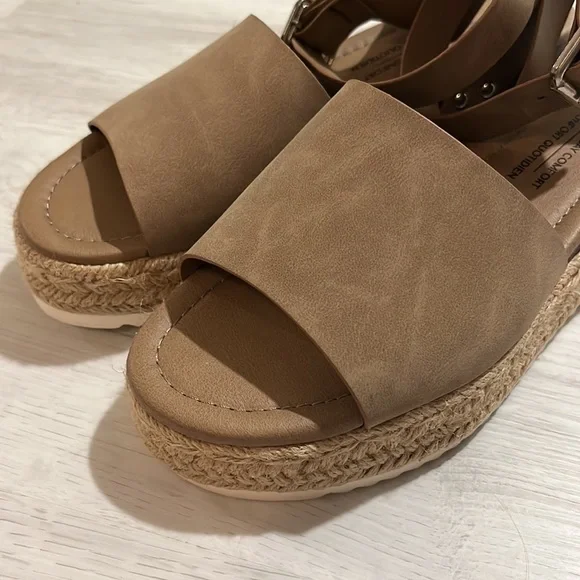 Platform Sandals - Picture 4 of 6